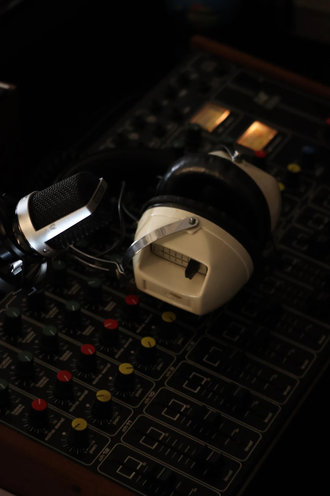 Professional Studio Headphones for Accurate Audio Monitoring